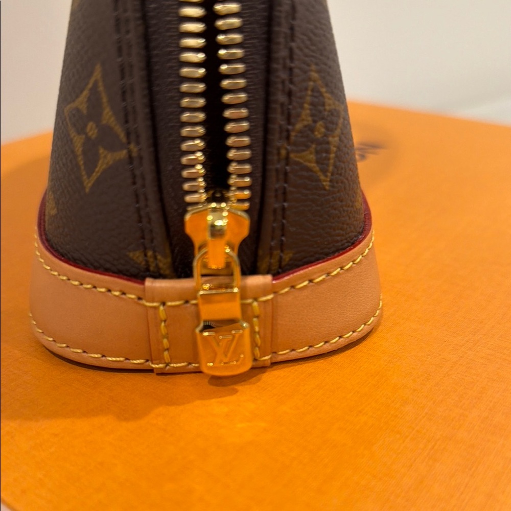 Louis Vuitton Mini Bag in Brown Monogram - Picture 3 of 11